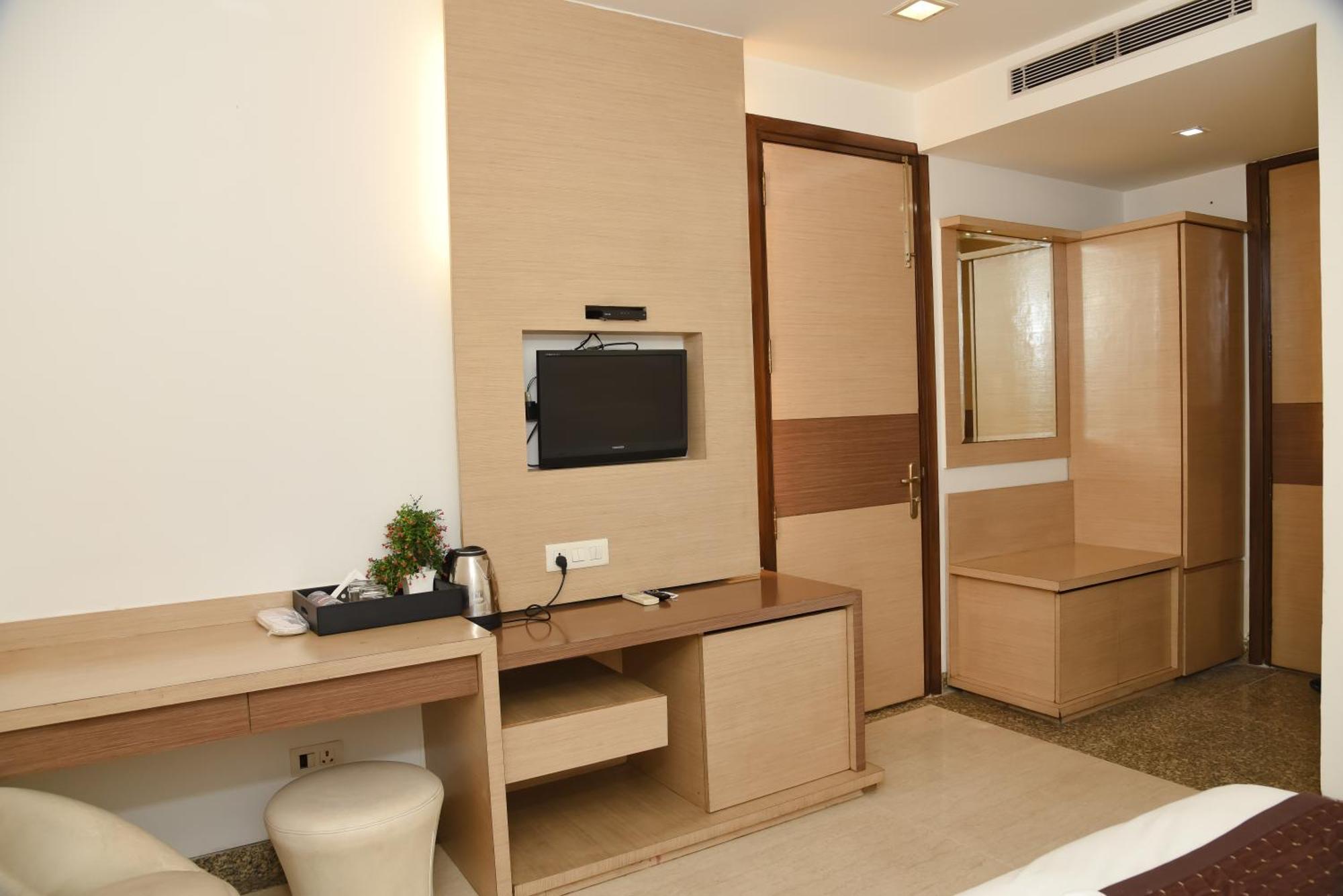 Hotel The Emporio A Boutique Rooms Near Anand Vihar Vaishali Ghaziabad Exterior foto